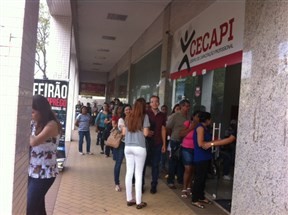 Trabalhadores em busca de emprego fazem fila no Feirão do Emprego de Maringá